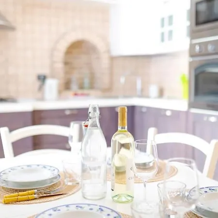 Apartment Parcheggio Gratuito Vicino Al Mare Con Giardino Privato E Comfort Esclusivi. *